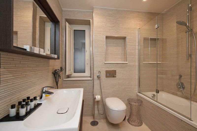 Bathroom with a long basin, WC and a bath with shower