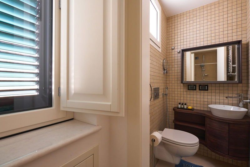 Separate en-suite WC