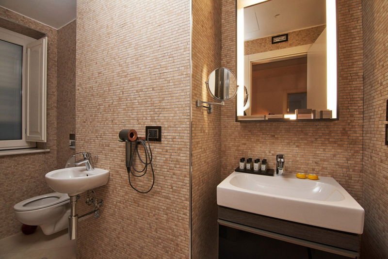 Queen Standard en-suite, backlit mirror